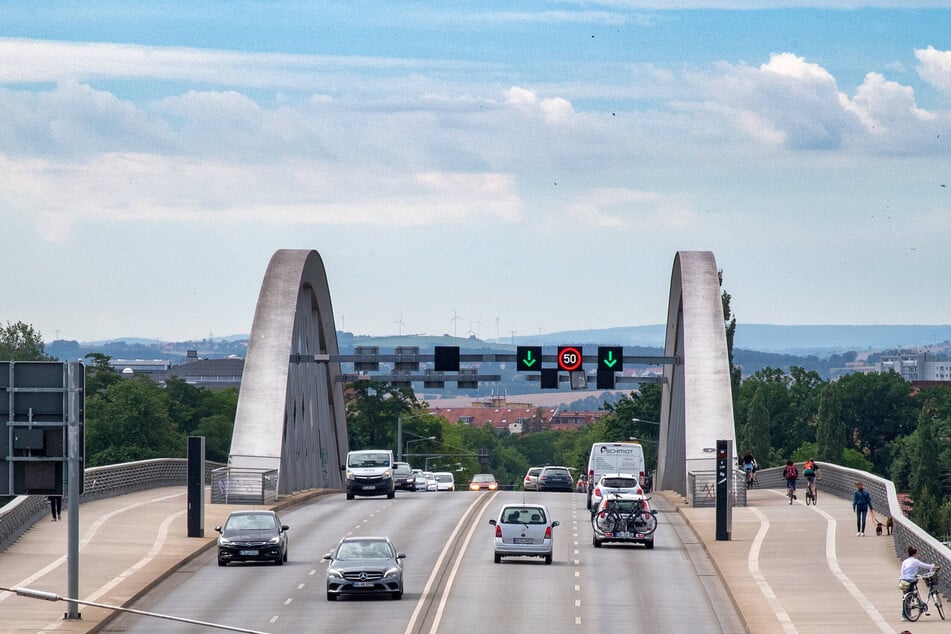 Gilt in der aktuellen Verkehrslage als unverzichtbar für Dresden: Pro Tag fahren rund 35.000 Autos über die Waldschlößchenbrücke.