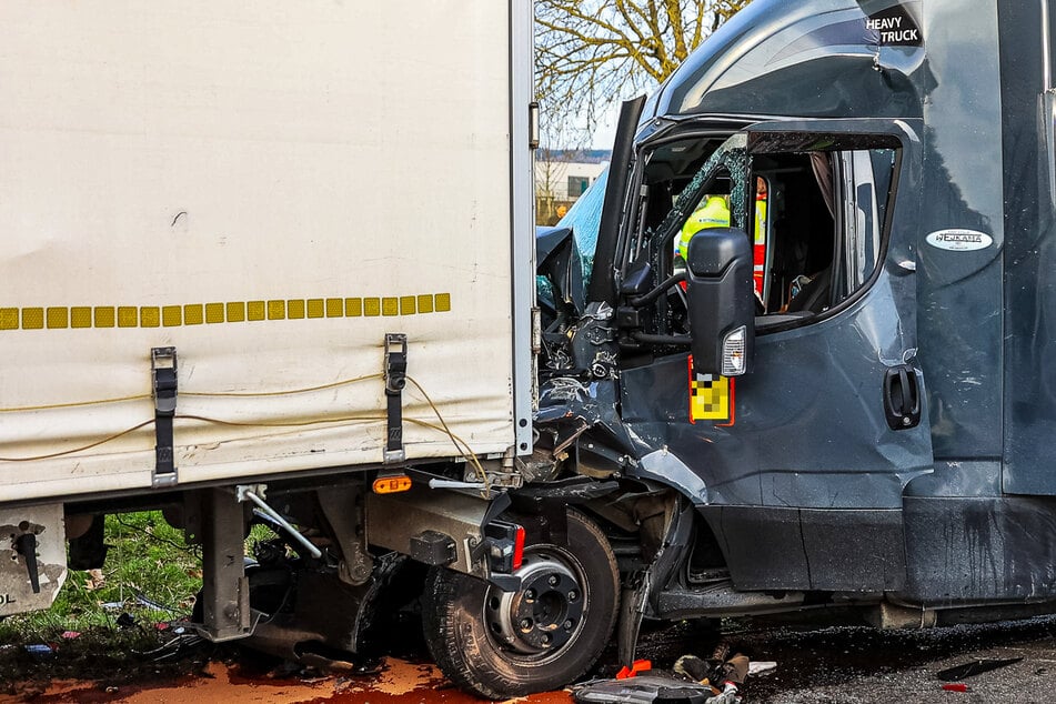 Mindestens drei Lkws waren an dem Unfall auf der A5 beteiligt, das Führerhaus eines Lastwagens wurde regelrecht zertrümmert.