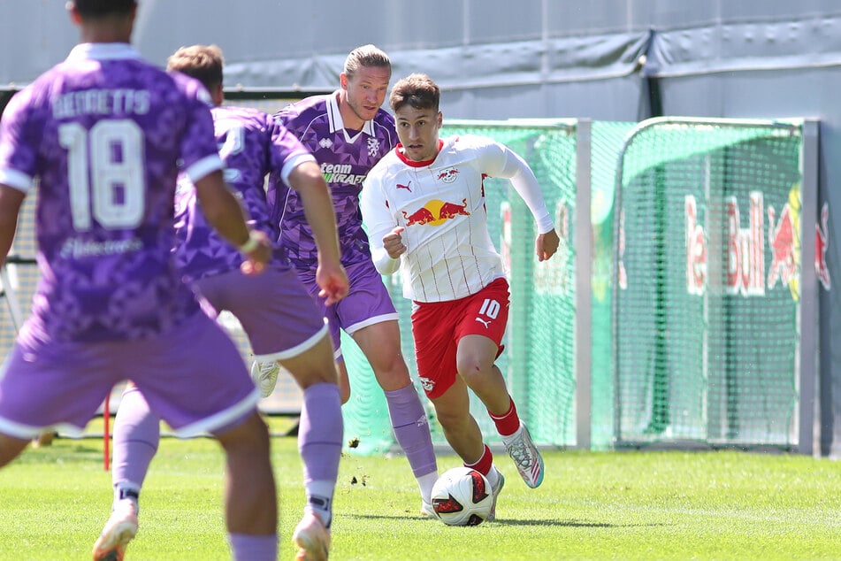 Brajan Gruda (r.) setzt sich gegen Ex-Dynamo Vinko Sapina (2.v.r.) durch und leitet das 1:0 ein.