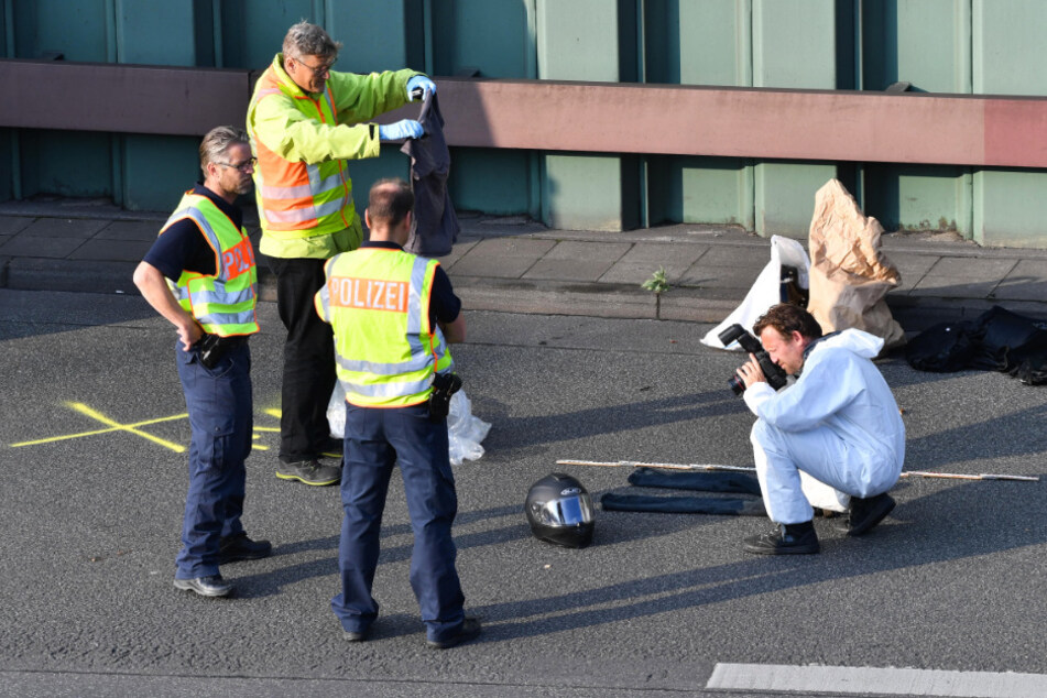 Ermittler arbeiten auf der Berliner Stadtautobahn A100 in Höhe der Ausfahrt Alboinstraße.