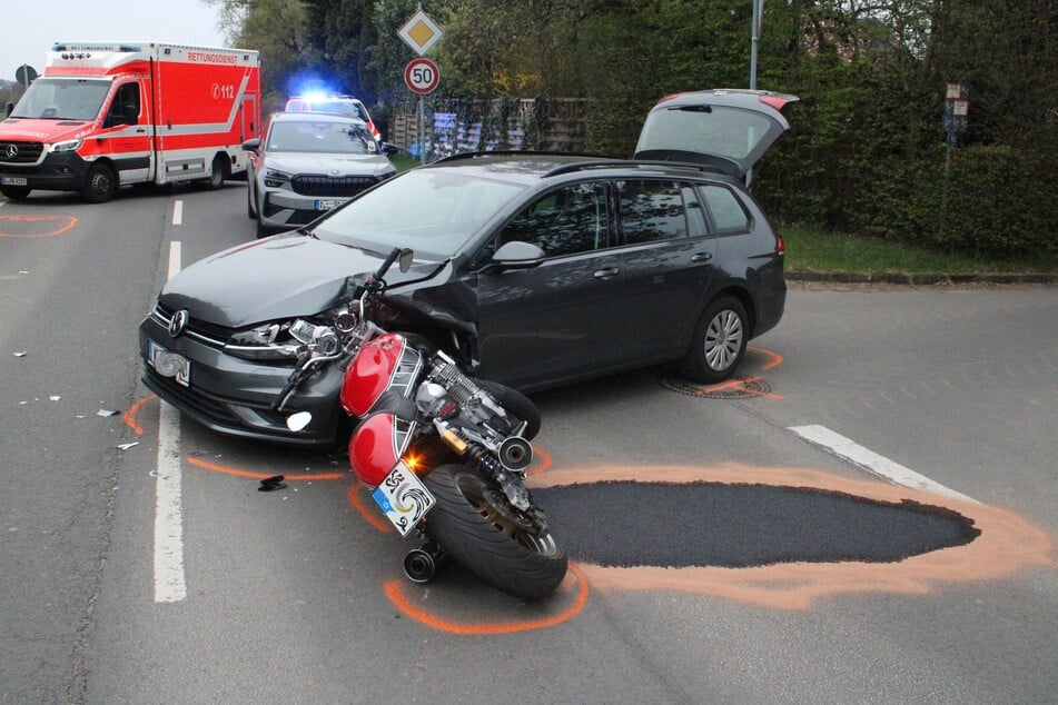 Unfall beim Abbiegen: Biker schleudert über Motorhaube und wird schwer verletzt