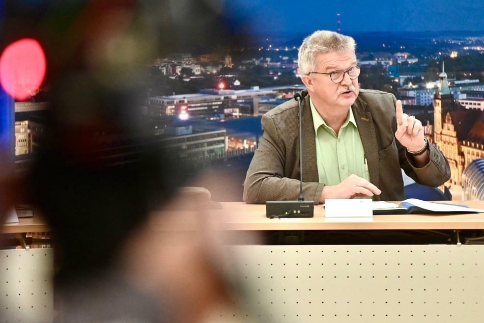 Amtsarzt Dr. Harald Uerlings, Leiter des Chemnitzer Gesundheitsamtes bei der Pressekonferenz am Montag.