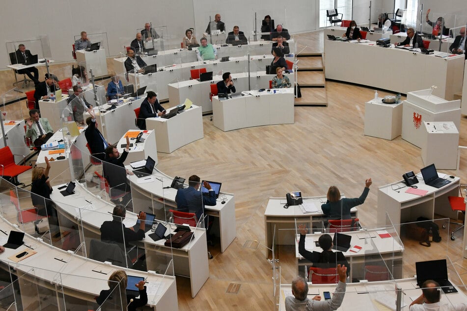 Wie hart hat die Corona-Pandemie den Arbeitsmarkt getroffen? Landtag debattiert