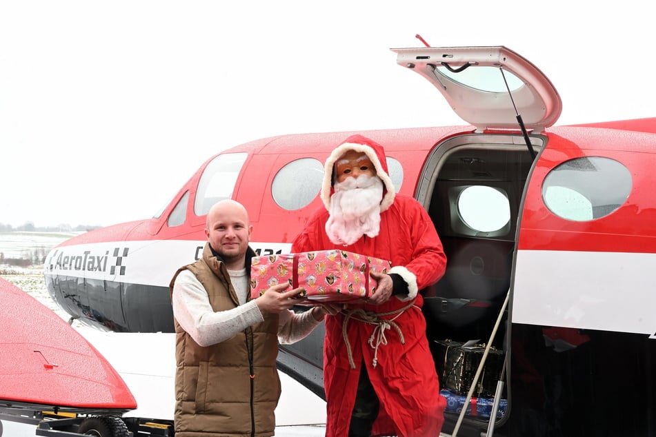 Fliegender Weihnachtsmann verteilt in Sachsen Geschenke