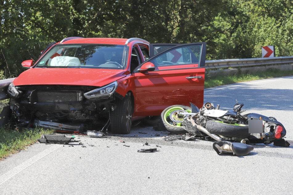 Motorradfahrer rutscht frontal in den Gegenverkehr: 24-Jähriger lebensgefährlich verletzt