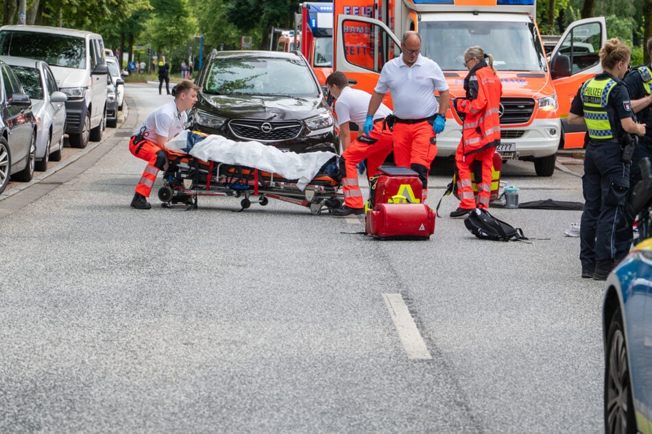 Schreck in der Hansestadt: Junger Mensch bei Unfall mit Auto verletzt