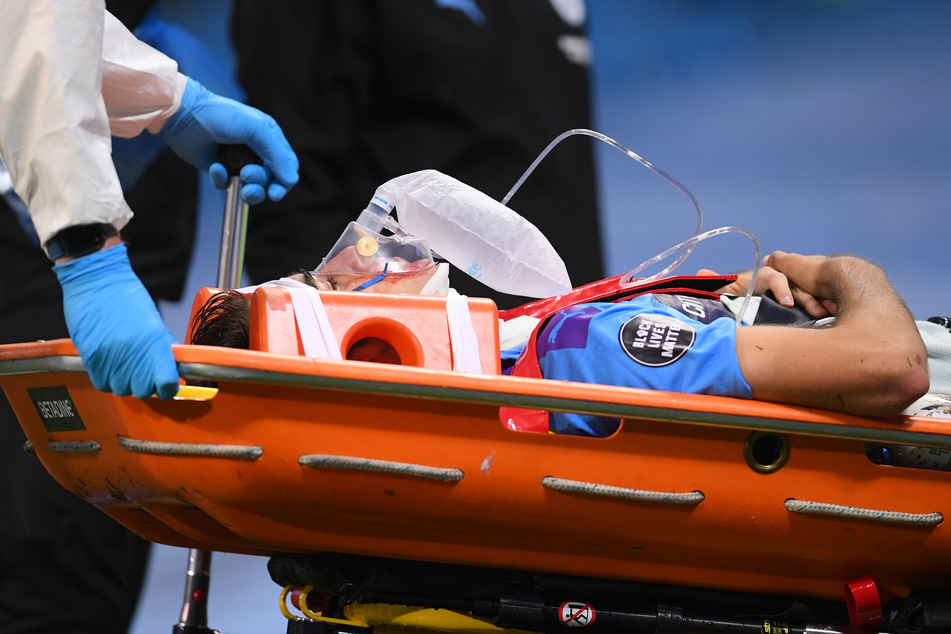 City-Verteidiger Eric Garcia wird fixiert auf der Trage vom Feld getragen.
