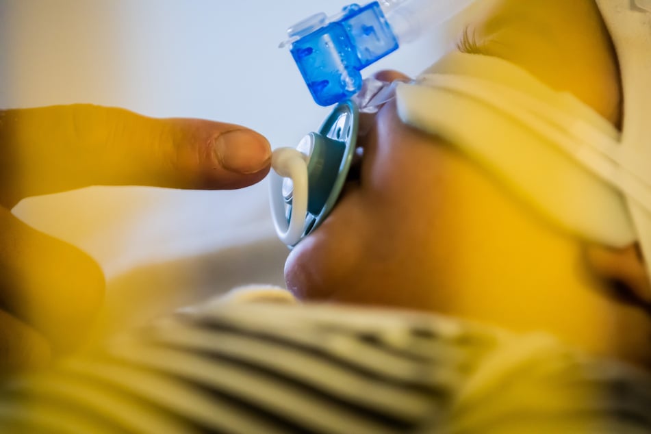 Die ersten Kinderkliniken in NRW haben schon jetzt mit Lieferengpässen und Personalmangel zu kämpfen. (Symbolbild)