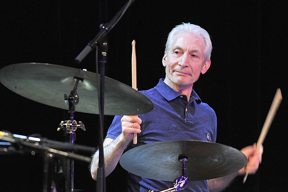 Jahrzehnte lang war er Teil einer der legendärsten Rockbands aller Zeiten, nun ist der Rolling-Stones-Schlagzeuger Charlie Watts (80) verstorben.