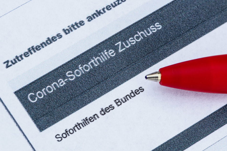 Ein Stift liegt auf einem Antrag für den Corona-Soforthilfe-Zuschuss. (Archivbild)