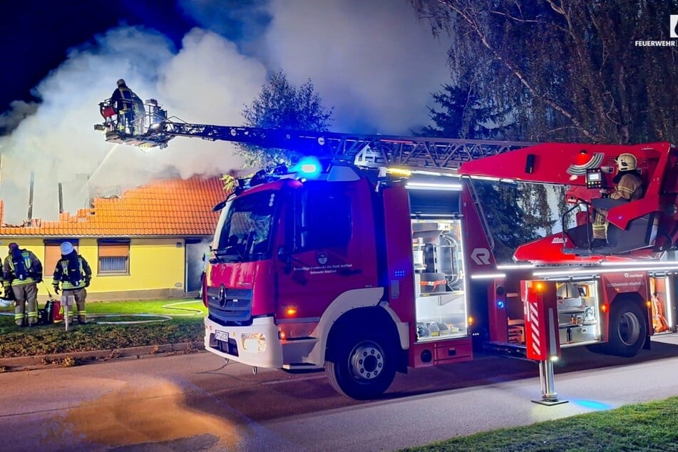 Drei Feuerwehren rückten an, um das Haus zu löschen, bevor sich das Feuer ausbrechen konnte. (Symbolbild)