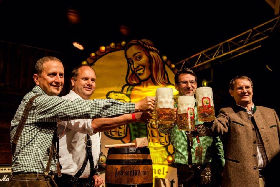 Mit nur einem Schlag eröffnete OB Dirk Hilbert (zweiter v.l.) das 3. Pichmännel-Oktoberfest.