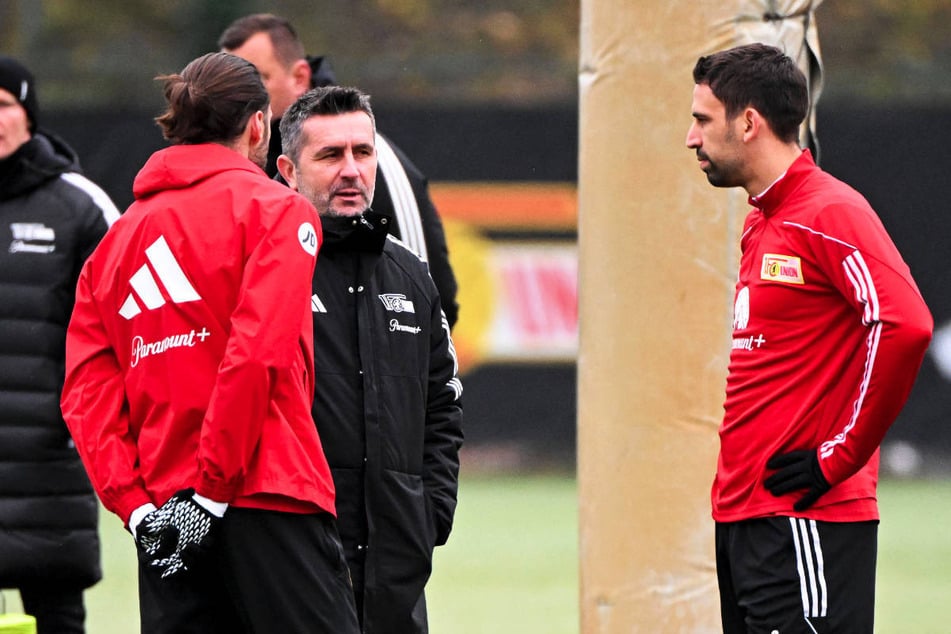 Durch die Spielabsage in München hat Union-Coach Nenad Bjelica (52, M.) viel Zeit, um seine Mannschaft auf das wichtige Heimspiel gegen Borussia Mönchengladbach vorzubereiten.