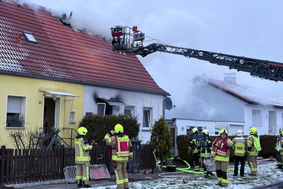 Eine Doppelhaushälfte stand am Freitagmorgen in Markranstädt in Vollbrand. Bei den Löscharbeiten wurde ein Feuerwehrmann verletzt.