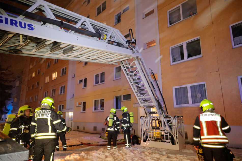 Chemnitz: Chemnitz: Feuerwehreinsatz nach Brand in Erdgeschosswohnung