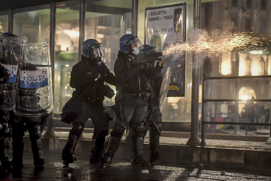 Polizisten setzen während eines Protests gegen die Corona-Maßnahmen der Regierung Tränengas ein.