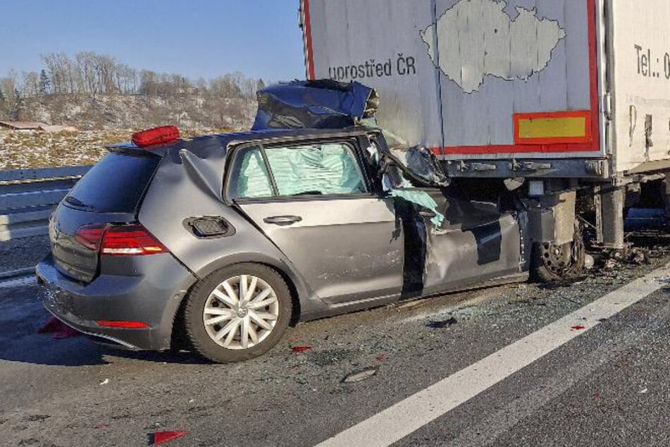 Horror-Unfall: Junger Autofahrer (†22) stirbt bei Laster-Crash auf Autobahn