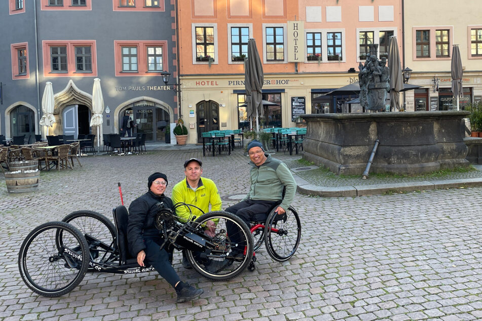 Daria Krenn (46, li.) und ihr Mann haben Veit Riffer (53, re.) schon in Pirna besucht. Gemeinsam bereiten die drei die große Tour vor.