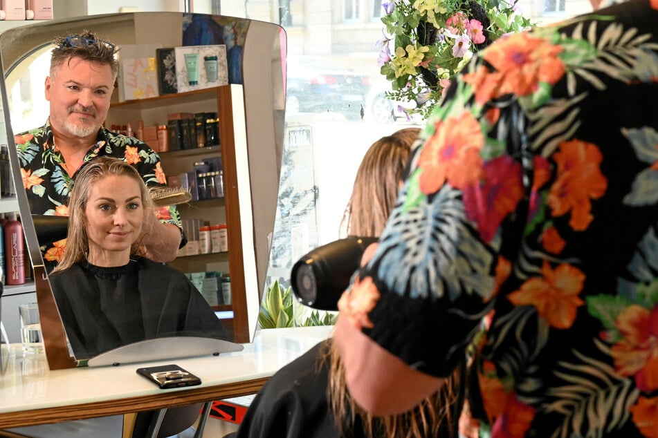 Wenn er nicht auf der Bühne steht, widmet sich der Figaro seinen Kunden im Salon auf der Helgolandstraße.