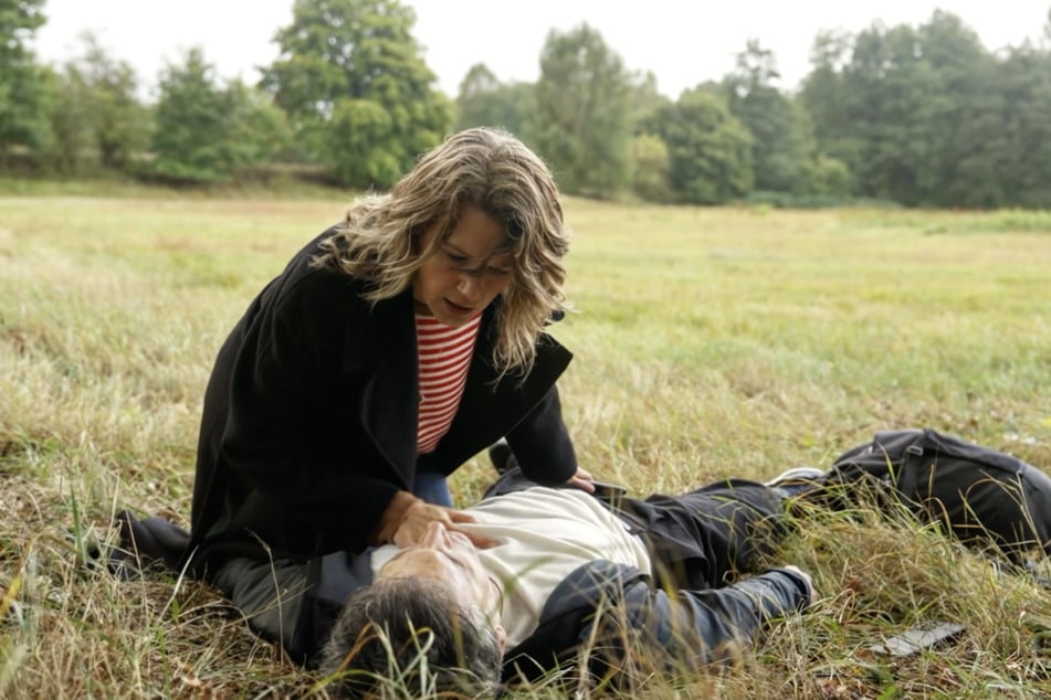 Richard (Florian Odendahl, 51) erleidet auf seiner Wanderung einen anaphylaktischen Schock - Lou (Eva-Maria Grein von Friedl, 46) findet ihn und rettet ihrem Bruder das Leben!