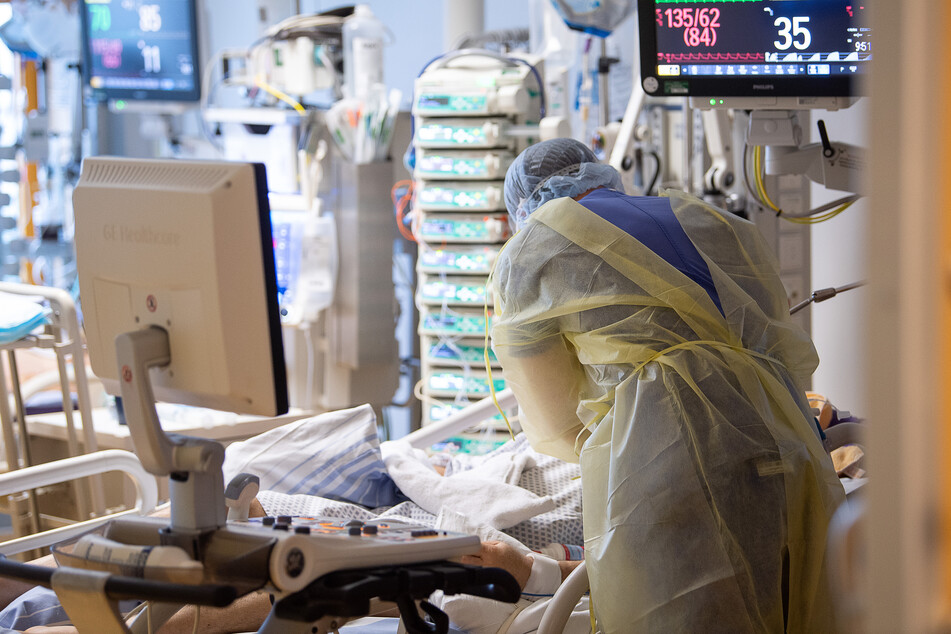 Ein Intensivpfleger versorgt auf der Intensivstation in Ludwigsburg einen Covid-19-Patienten.
