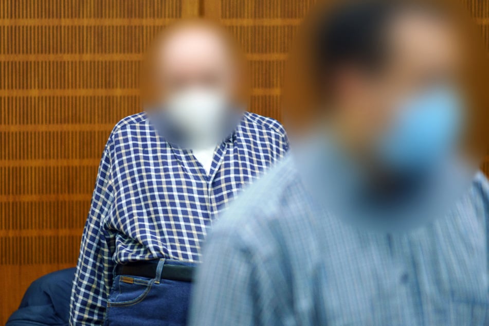 Im mittlerweile dritten Prozess wegen der Tötung der Besitzer eines Reiterhofs im Juni 2014 nehmen der 66-jährige Vater (l) und sein 36 Jahre alter Sohn (r) auf der Anklagebank im Frankfurter Landgericht Platz.