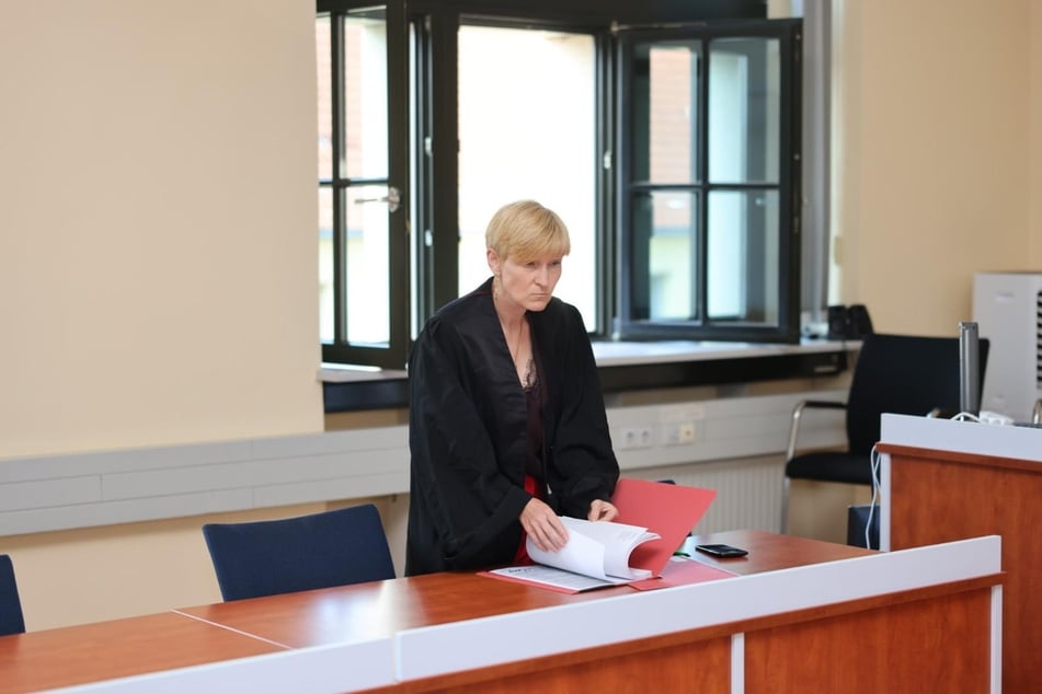 Der angeklagte Vladimir B. (43) erschien am Freitag nicht vor Gericht und ließ sich von seiner Verteidigerin Ines Kreisel vertreten. Zuvor war B. bereits unter anderem wegen Diebstahls, schweren Raubes und gefährlicher Körperverletzung verurteilt worden.
