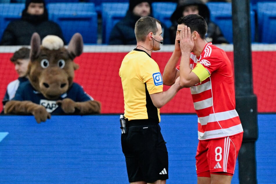 Union-Kapitän Rani Khedira (r.) kann den Elfmeterpfiff so gar nicht verstehen