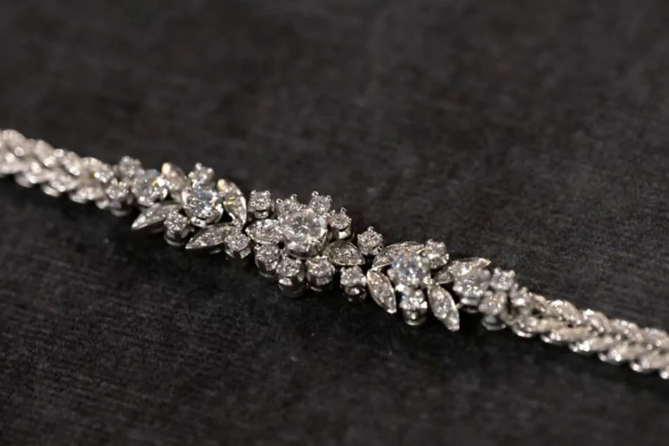 Laut ZDF-Expertin Wendela Horz (56) wurden einige der Diamant-Steine an dem Armband gegen Imitationen ausgetauscht.