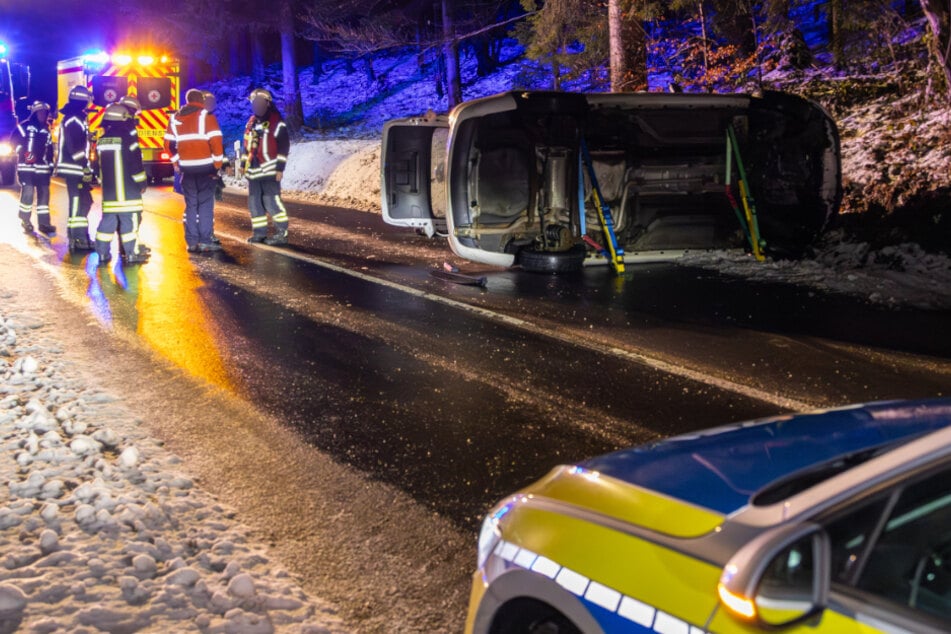 Unfall im Erzgebirge: Opel landet auf der Seite