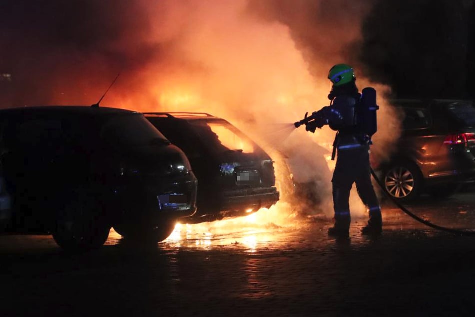 In Friedrichshain-Kreuzberg löschte die Berliner Feuerwehr drei brennende Autos.