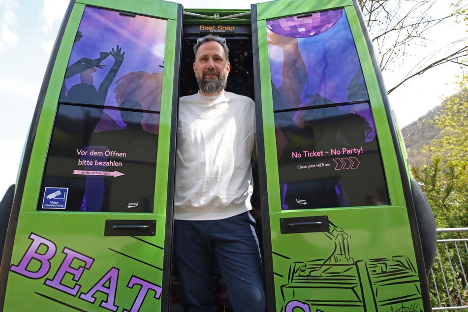 DJ Mark Fiedler steht in seiner Disco-Gondel in Thale.