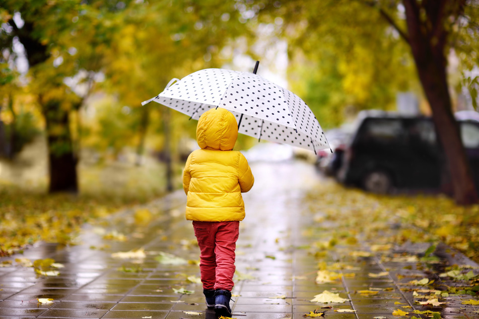 In Sachsen sollten Gummistiefel, Regenjacke und Schirm beim Spaziergang nicht fehlen. (Symbolbild)