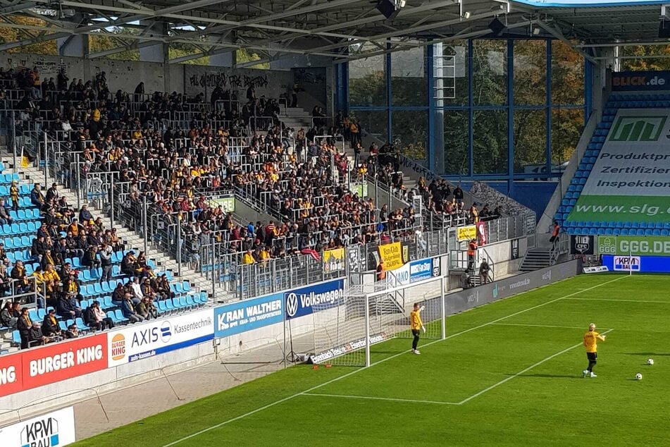 Die mitgereisten Dynamo-Fans haben sich schon in großer Zahl eingefunden.