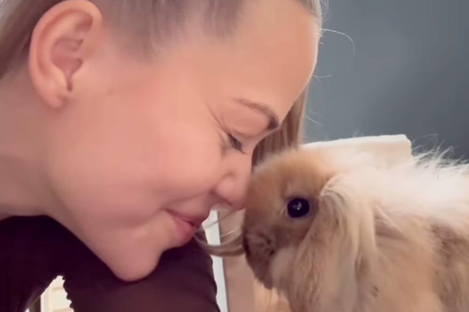 Ganz verliebt in die kleinen Hoppler: Laura Maria Rypa denkt bereits über ein sechstes Kaninchen nach.