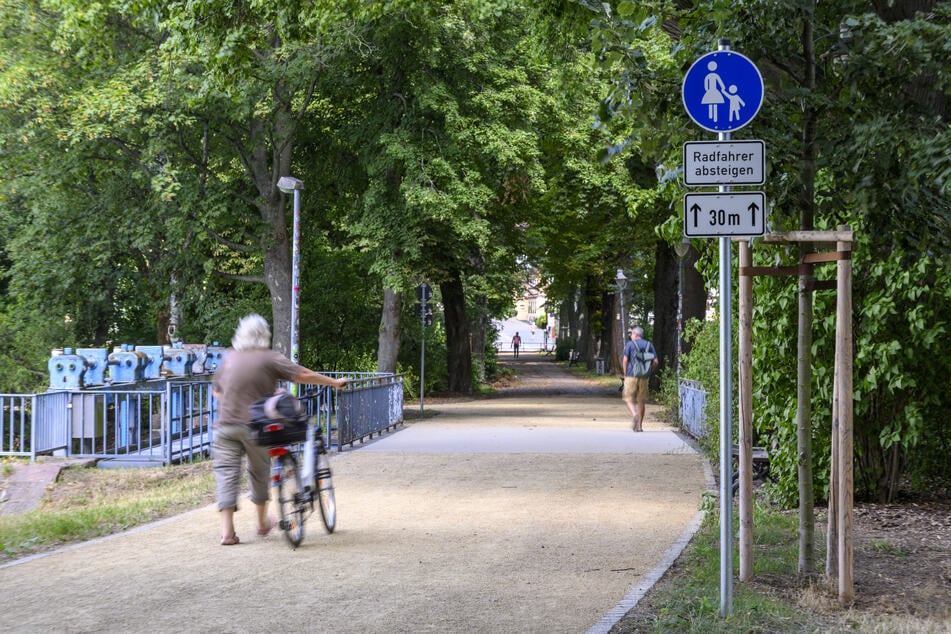Auf der Brücke am Wehr sollen Radfahrer neuerdings absteigen.