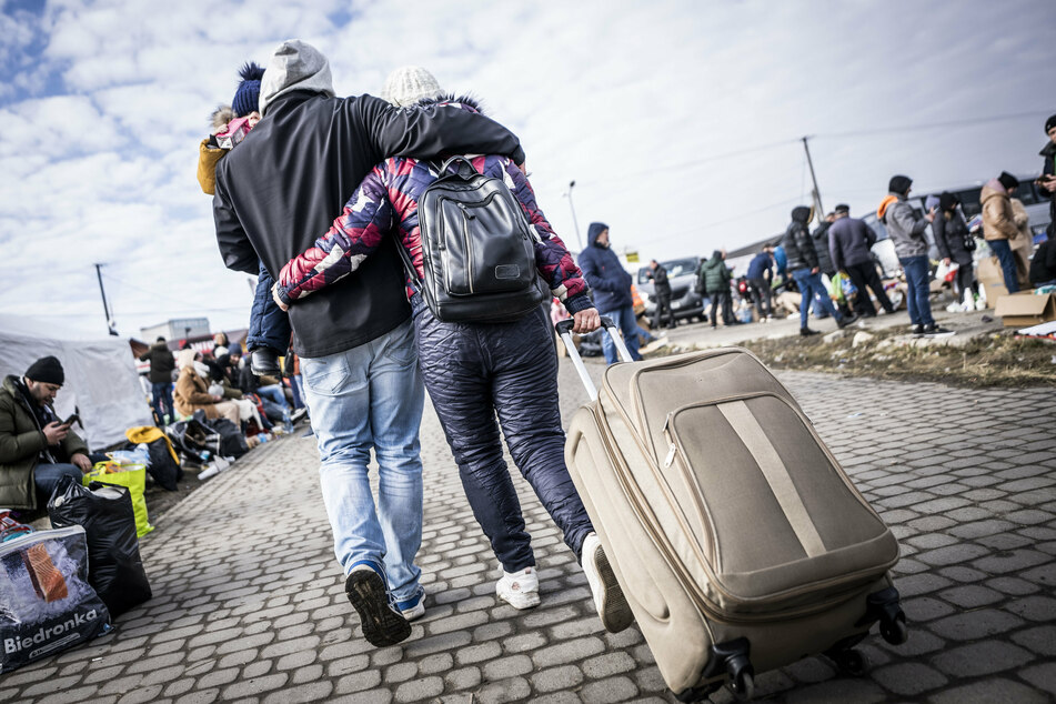 Przemysl (Polen), nahe der ukrainischen Grenze: Ein Paar aus der Ukraine flüchtet mit ihrem Kind aus dem Kriegsgebiet.