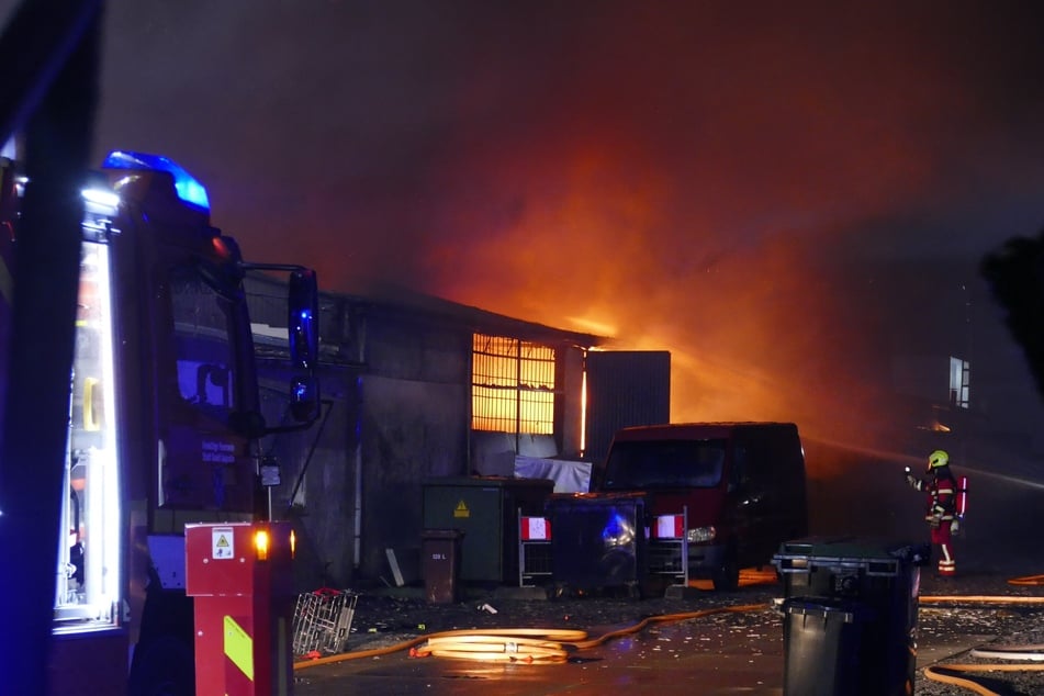 Der Brand einer Lagerhalle in Sankt Augustin sorgte am frühen Sonntagmorgen für einen Großeinsatz der örtlichen Feuerwehr.