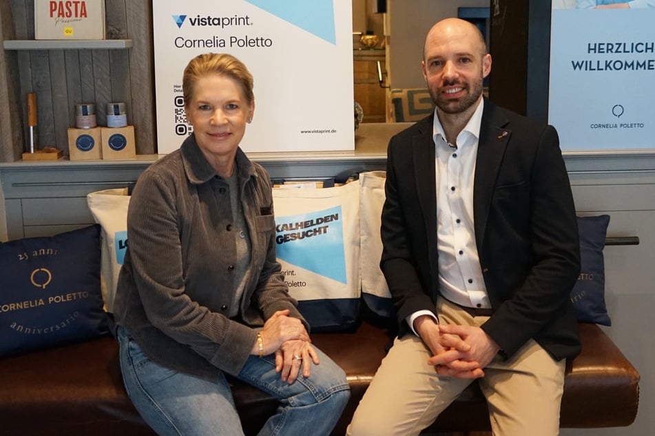 Cornelia Poletto (54) und Daniel Engelhardt, Senior Country Marketing Manager von VistaPrint, bei der Vorstellung von "Lokalhelden gesucht" Anfang März in der "Cucina Cornelia Poletto" in Hamburg.