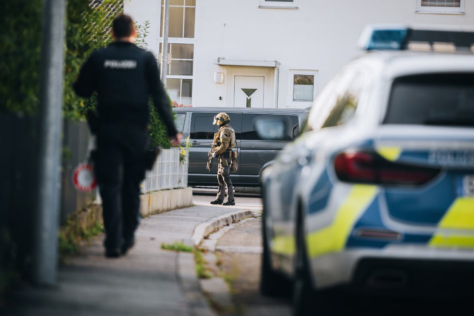 Spezialkräfte unterstützten die Beamten bei der Suche nach den Verdächtigen. Drei Personen wurden festgenommen.