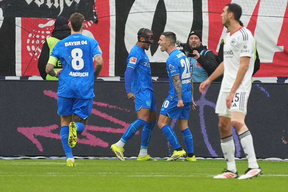 Abwehrspieler Arthur (23, m.) hat seinen Vertrag bei Bayer 04 Leverkusen verlängert.