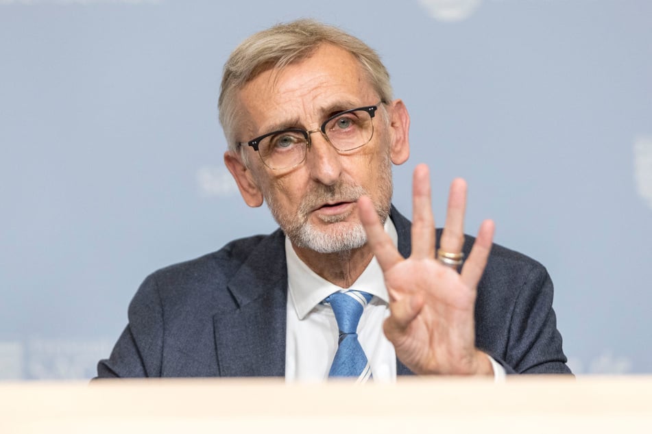 Der Entwurf des neuen Polizeigesetzes stammt von Innenminister Armin Schuster (64, CDU). Darüber beschließen muss nun der Landtag.