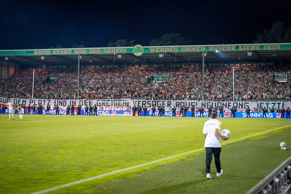 Statt Jubelstimmung gab es aus dem Fanblock von Greuther Fürth nach dem Klassenerhalt eine deutliche Botschaft.