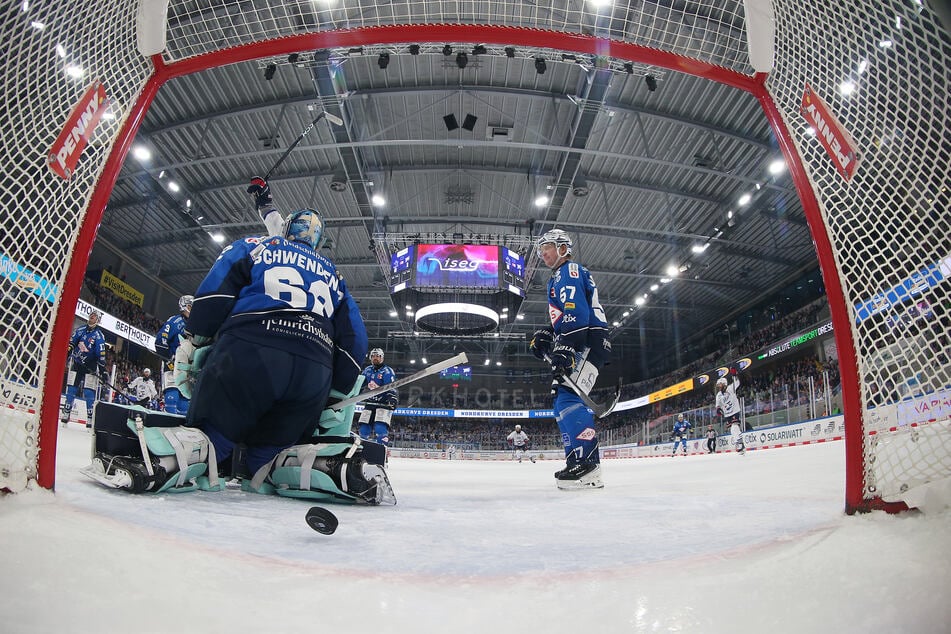 Eins der sechs Gegentore gegen die Adler aus Mannheim: Eislöwen-Goalie Janick Schwendener (33) rutschte der Puck durch die Hosenträger.