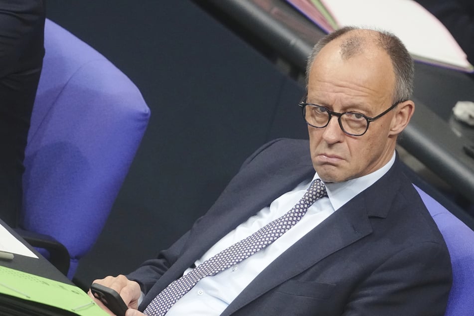 Wegen "drecks Suffkopf" und "kleiner Nazi": Kanzler Merz im Anzeige-Modus