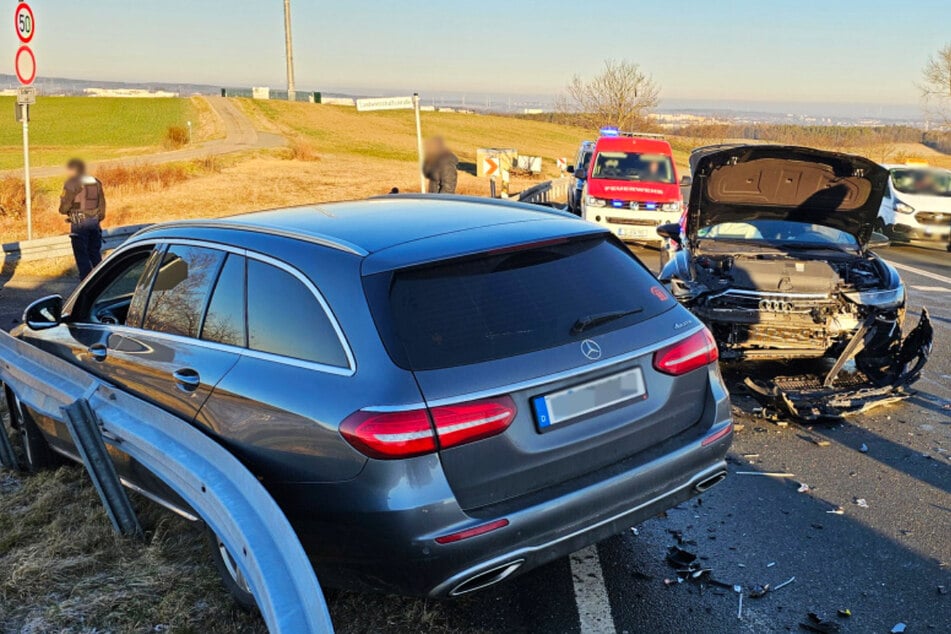 Auf der B95 krachten ein Audi und ein Mercedes zusammen.