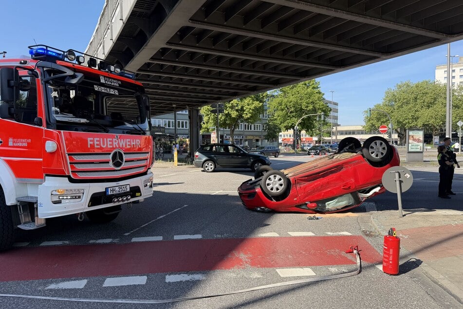 Ein Auto überschlug sich bei einem Unfall in Hamburg Barmbek-Süd.