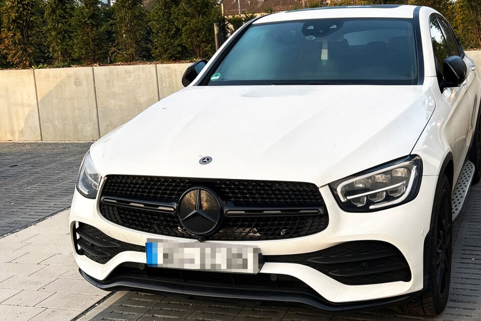 Unter anderem beschlagnahmten die Polizisten diesen Mercedes: Es ging dabei um die Sicherstellung der Vermögenswerte eines mutmaßlichen Drogendealers.