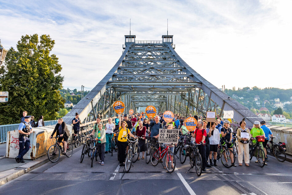 400 Fahrradfahrer kamen am heutigen Montag am Blauen Wunder zusammen, um gegen den Stopp bei Fahrradweg-Umbau zu protestieren.