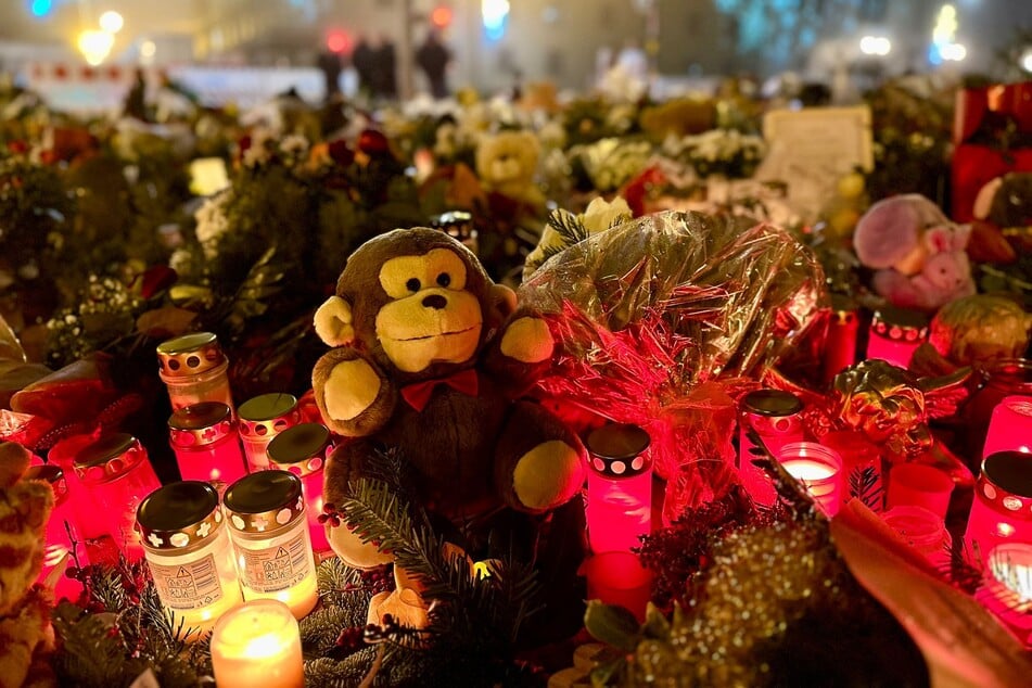 Vor der Johanniskirche wurden Blumen, Kerzen und Kuscheltiere niedergelegt.